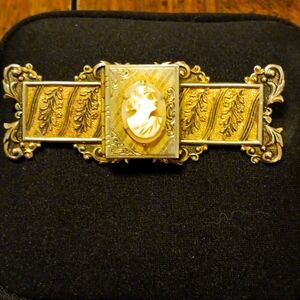 Vintage 1940s cameo locket style brooch.